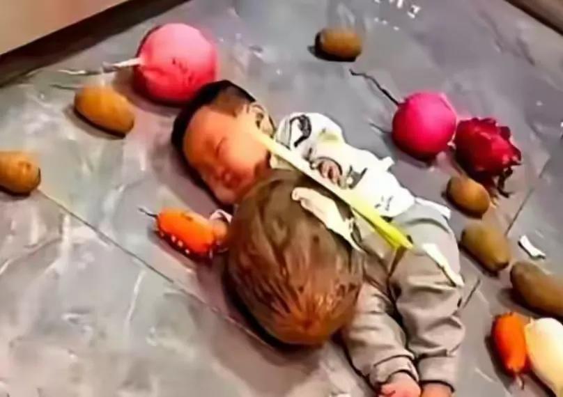 东莞一个妈妈打牌，把三岁儿子反锁在家一下午。天黑散场赶回来，钥匙都拿不稳。开门一