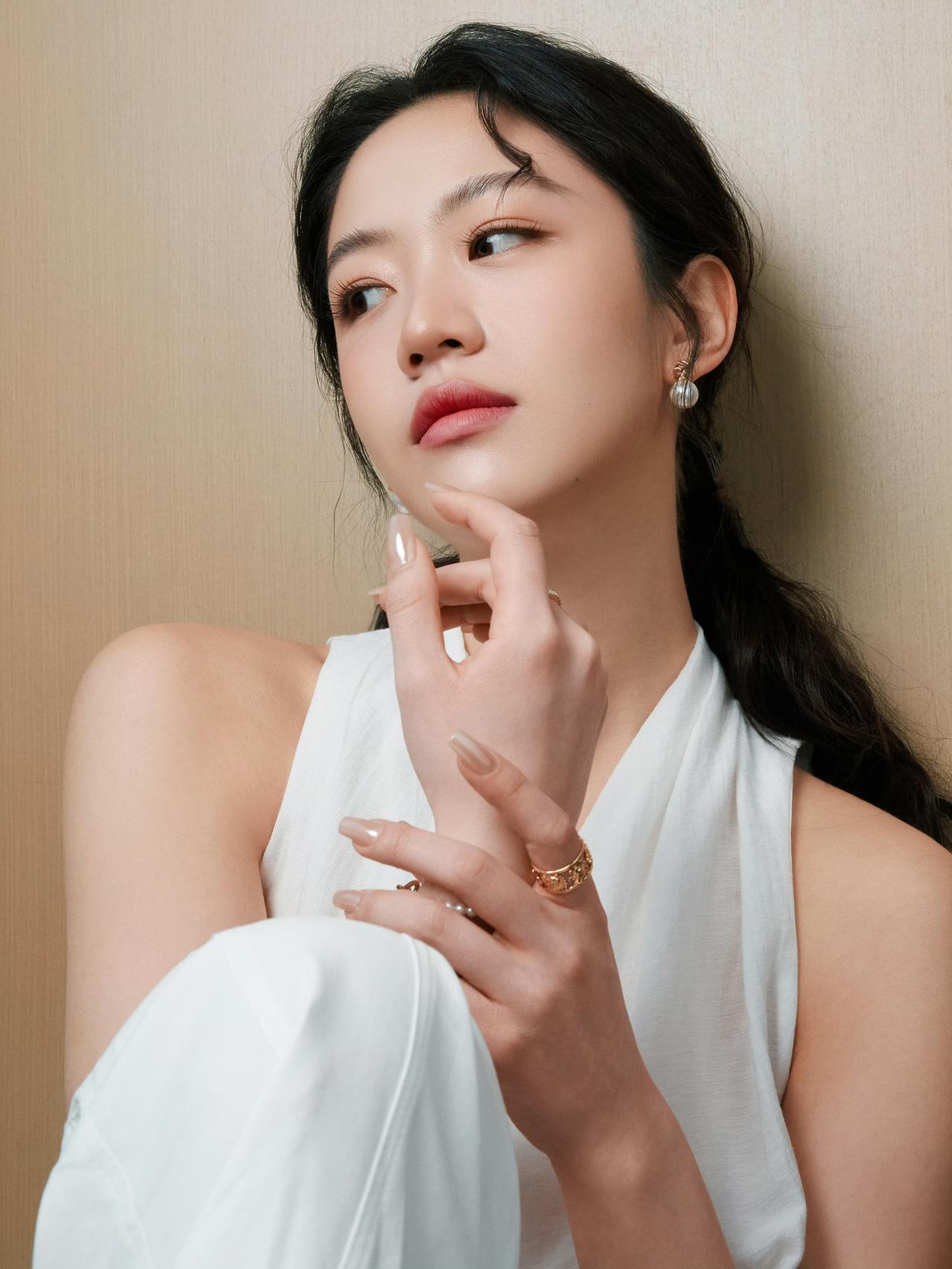 向涵之的美，是经得起推敲的。她不需要浓墨重彩的装扮，一件简单的白衣服，一点精致的