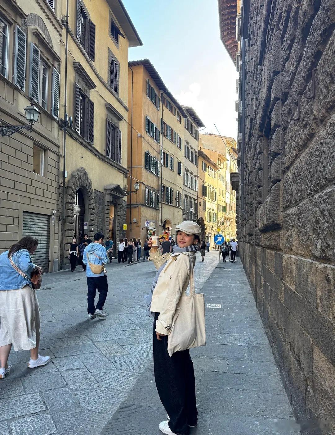 张婧仪的私服太可以了，非常能带货的水平，当初哥伦比亚不就是因为仪自己私服穿火了开