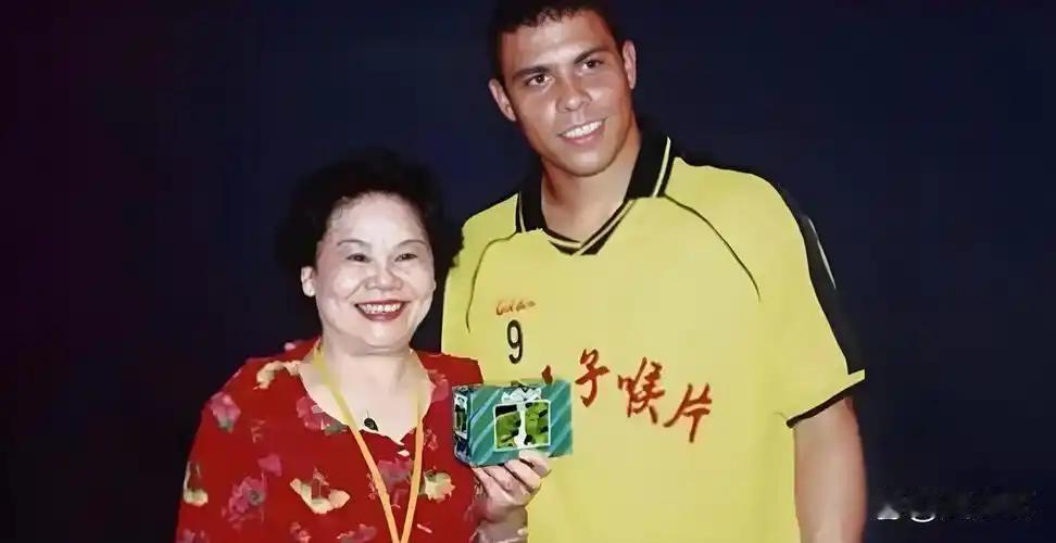 2003年，足球巨星罗纳尔多来到中国，一位女富豪找到他，开口就说：陪我吃一顿饭，
