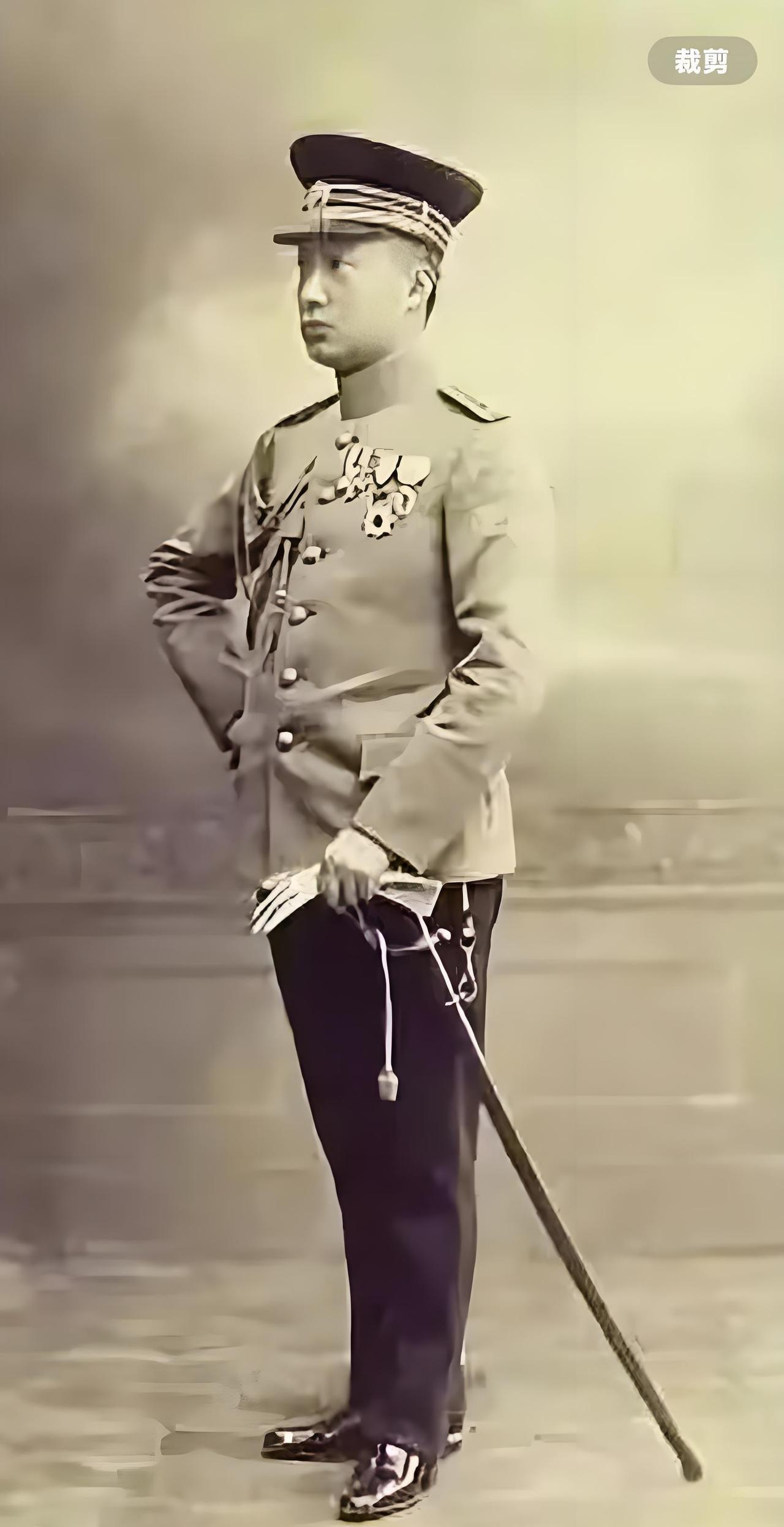 1900年清军官兵，看起来也是气宇轩昂、精神十足、训练有素的军人形象。可为什么总