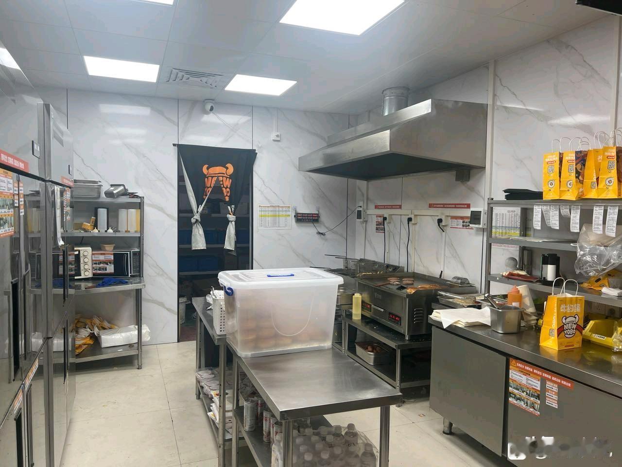 牛约堡为啥都说不卫生我特意去线下拍了下厨房这环境真可以了吧看着挺好的肉饼都是现