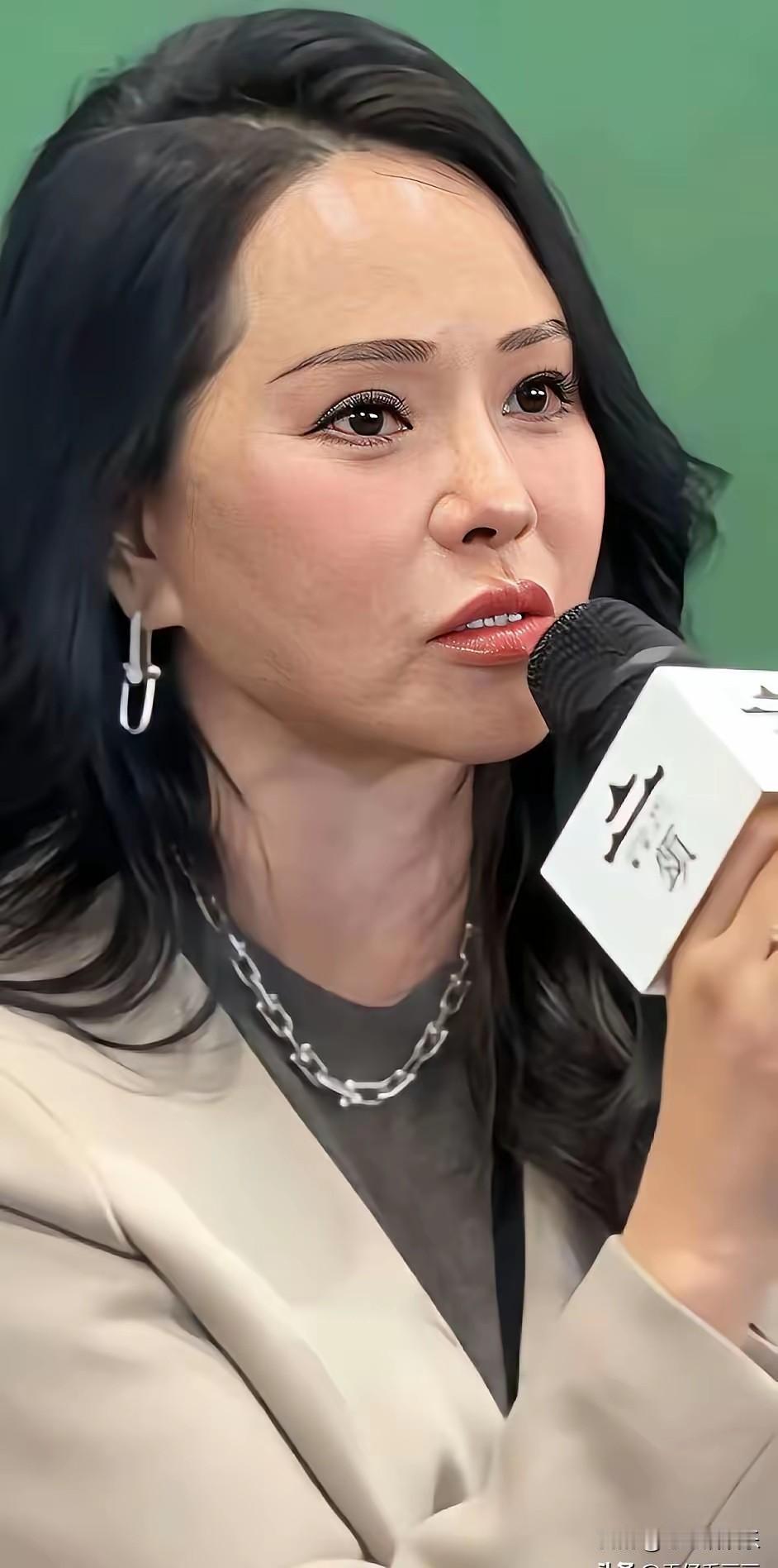 伊能静面相都变了50岁的女人不能近看，何况是将近60岁的。伊能静不