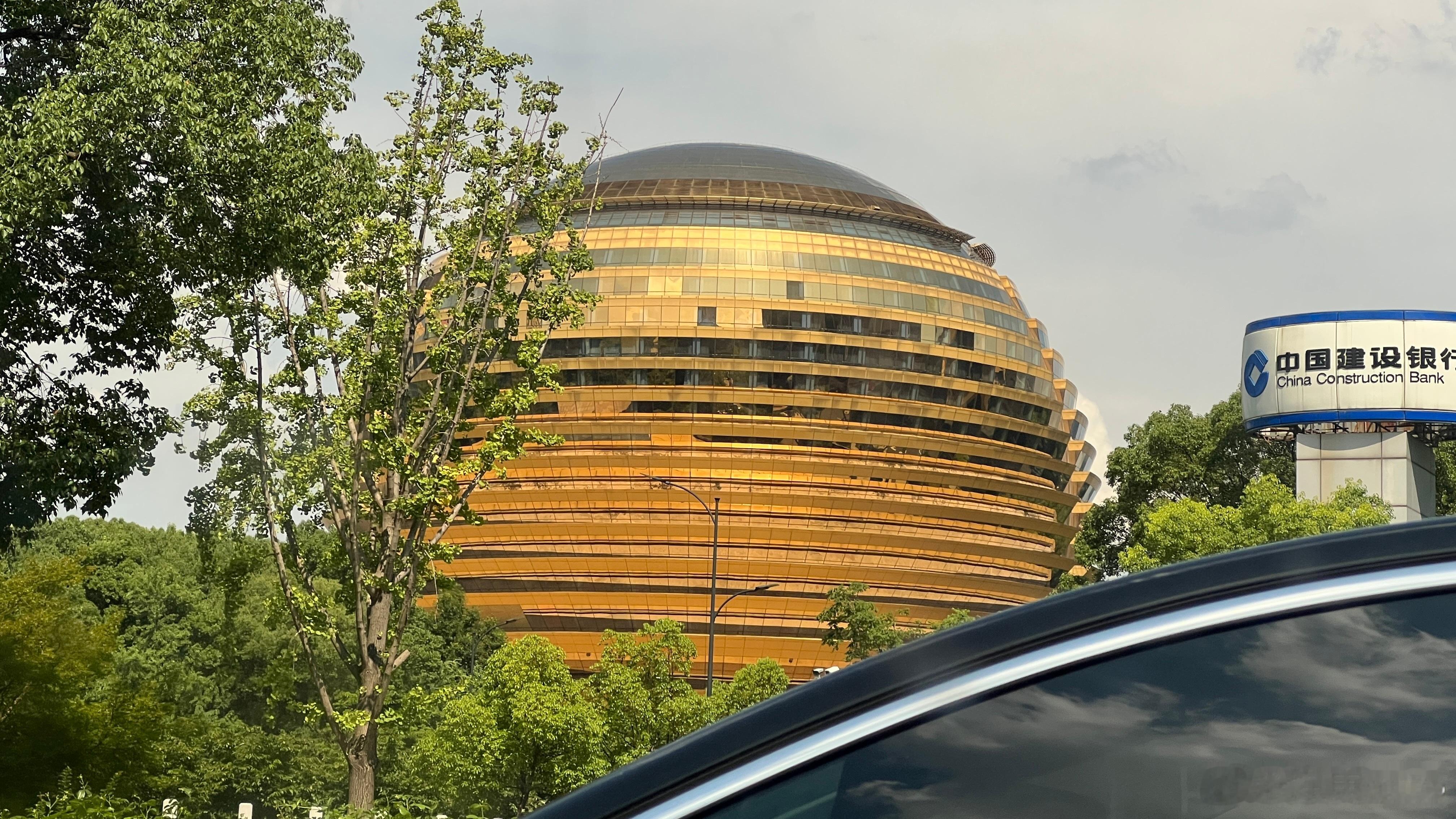杭州这个金碧辉煌的建筑是啥…太…亮了…​​​