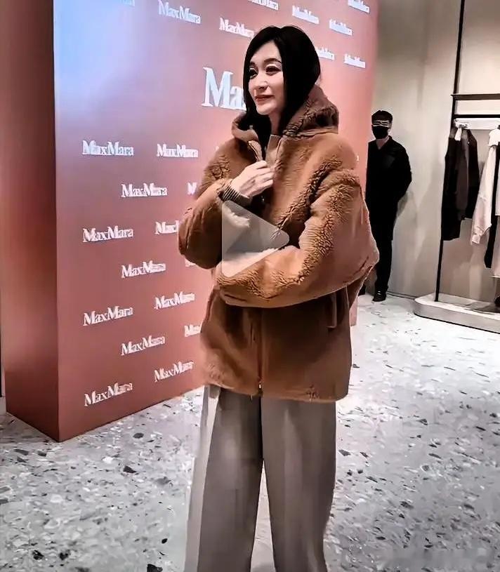 李小冉出现在沈阳万象城，生图一出来，评论区就刷屏了。穿得简单，没弄什么复杂造型，