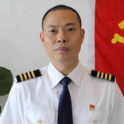 英雄机长刘传健被川航奖励500万人民币，谁知，他的妻子邹涵却没有任何高兴的表情，