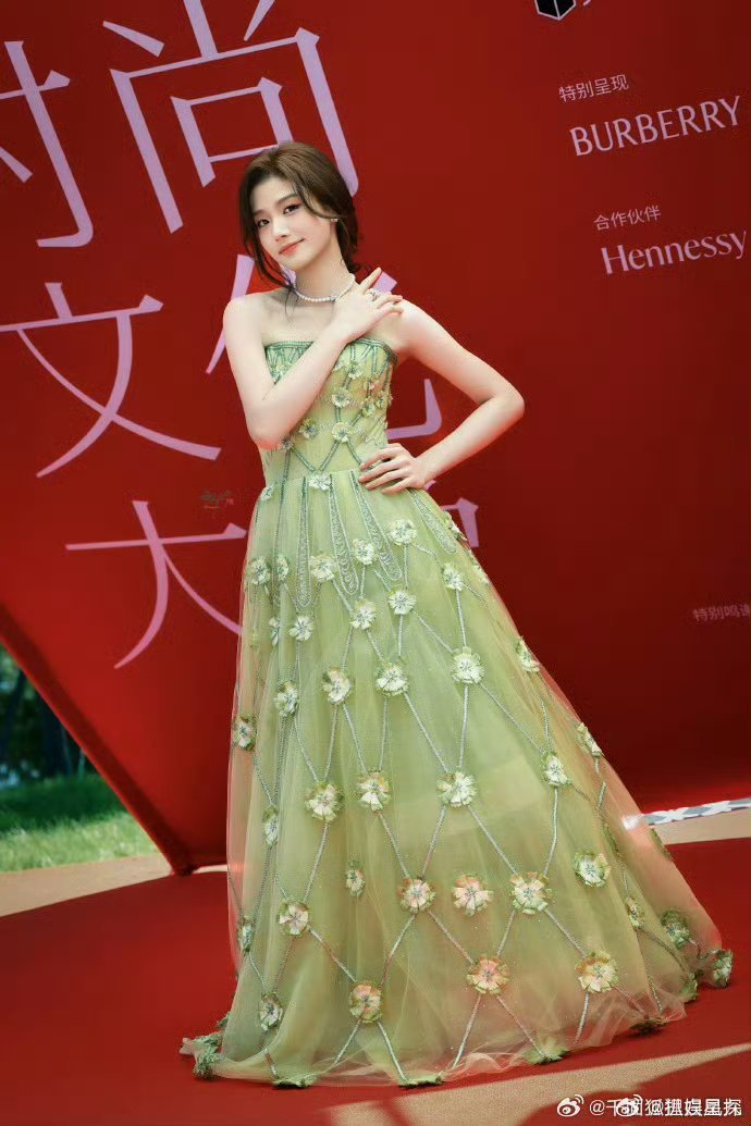 瘦下来的卢昱晓卢昱晓瘦身后美商直接开挂！时尚大赏一袭抹胸长裙，裙摆摇曳似春光流动