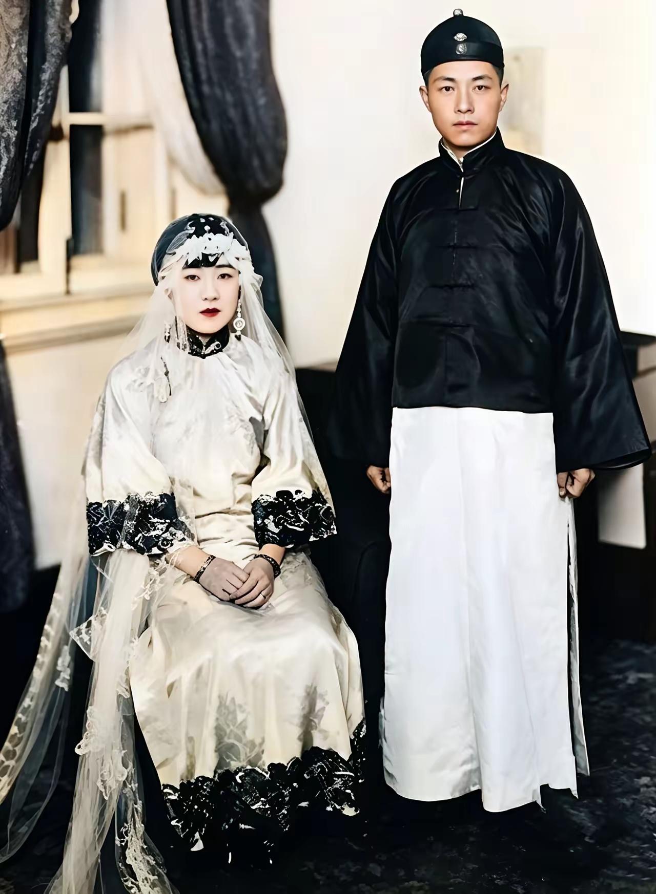 这是1927年21岁的金碧辉与24岁的甘珠尔札布在旅顺举行婚礼。这次婚礼相当隆重