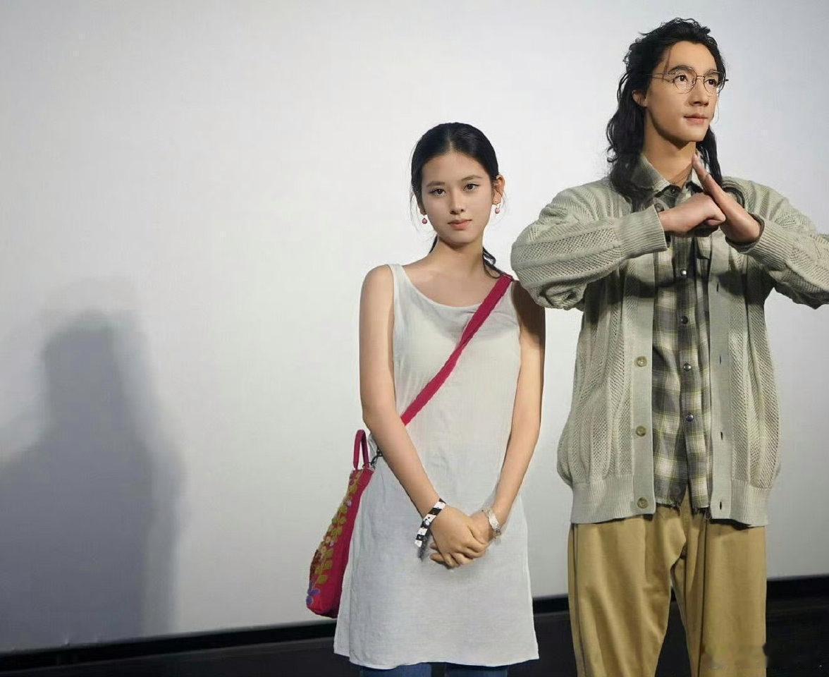 这个女生是谁啊好漂亮，尤其是这双眼睛好像会说话的样子，很吸引人​​​