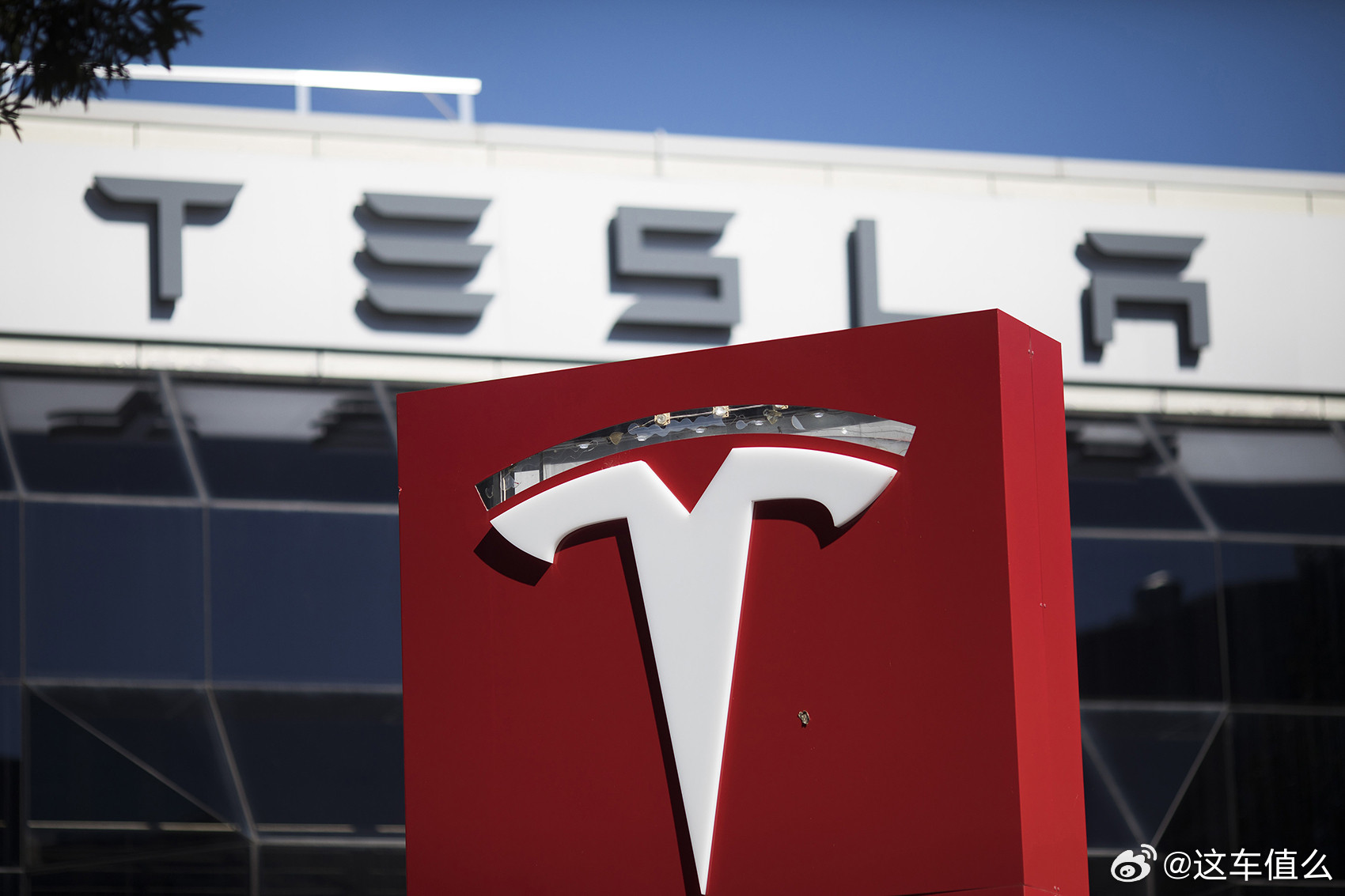 特斯拉再度产销失衡什么是产销失衡？就是生产端和消费端不匹配，要么卖不出去要么不