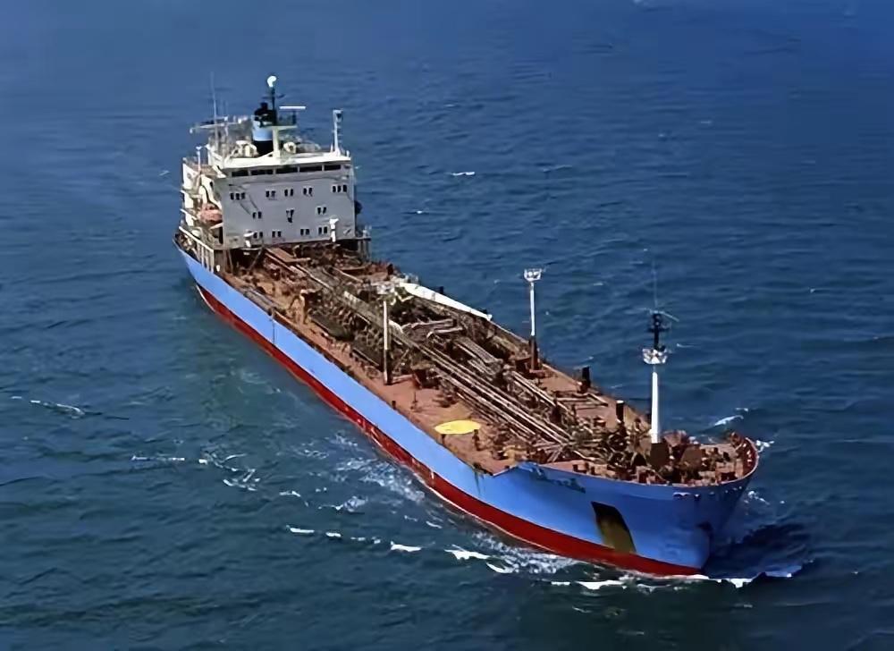 一艘巨轮在公海被武装力量强行扣押，船上物资与船员陷入绝境，却没有任何一个国家敢站