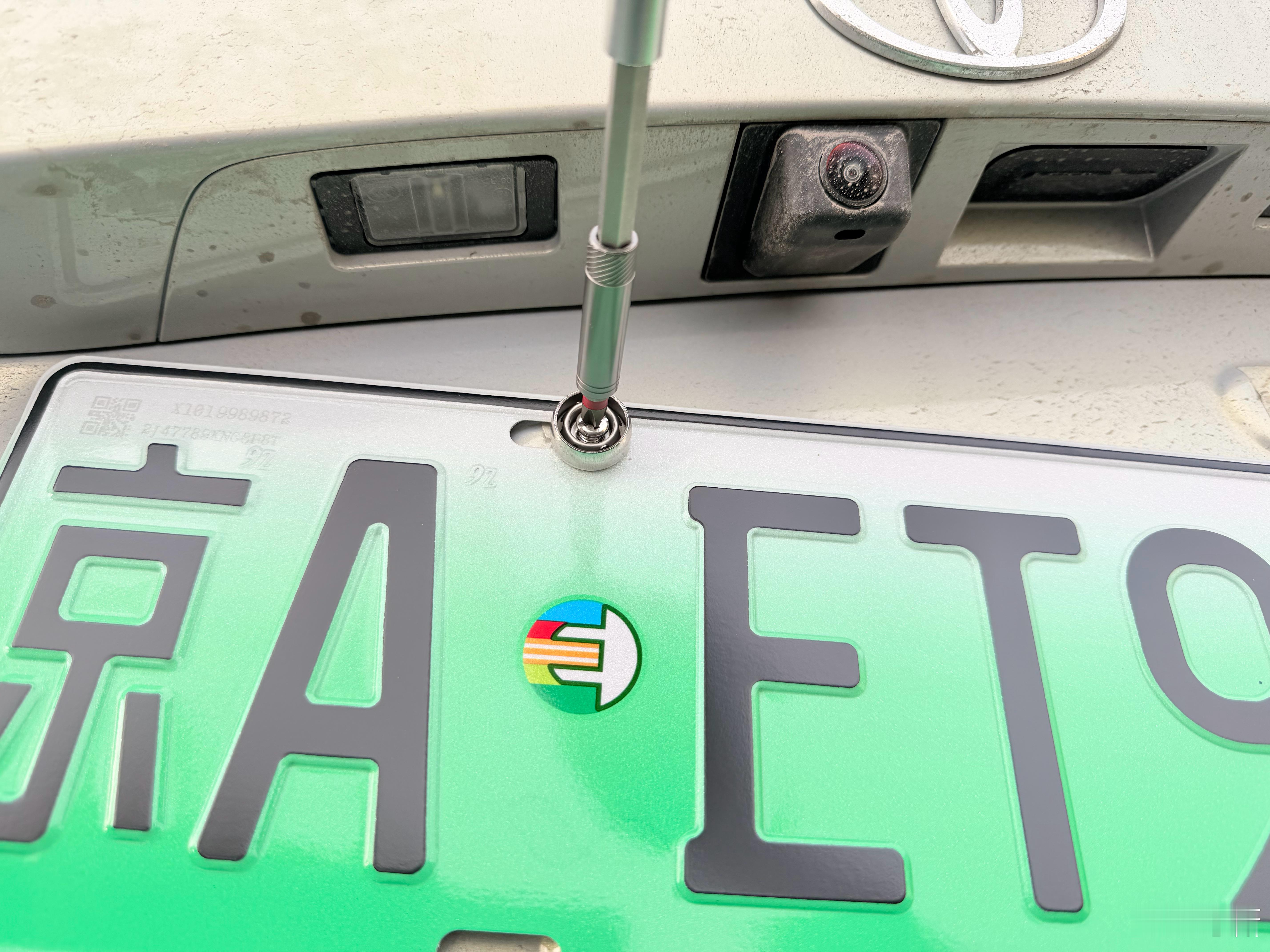 牌照扣变成十字一字正常螺丝了！？简直史诗级升级啊！好拧太多太多太多了！其实以前那