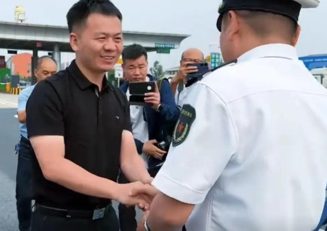 张伟，这一波，真的赢麻了！用生命换来的5万元慰问金，他却毫不犹豫地全数捐出，只为