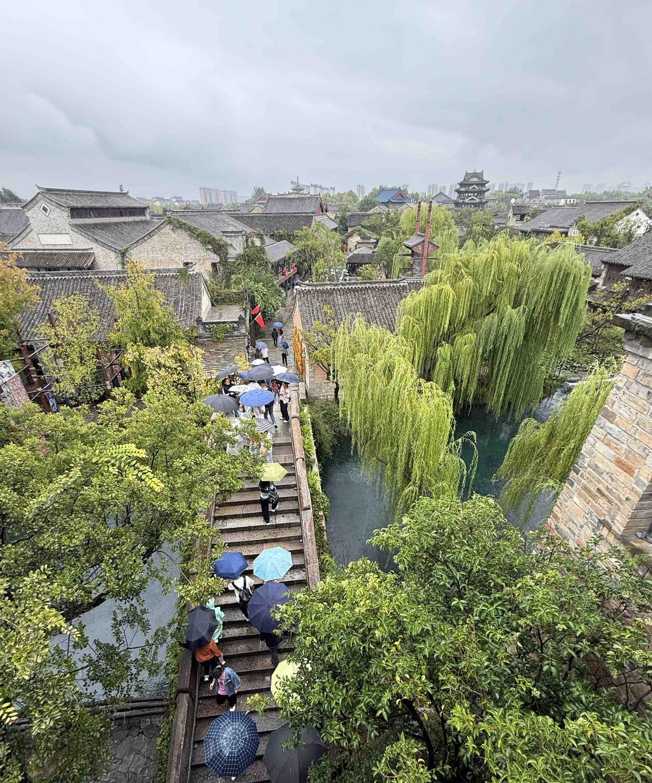 秋雨中游览明水古城，古色古香，烟雨濛濛，好一个江南似的地方！