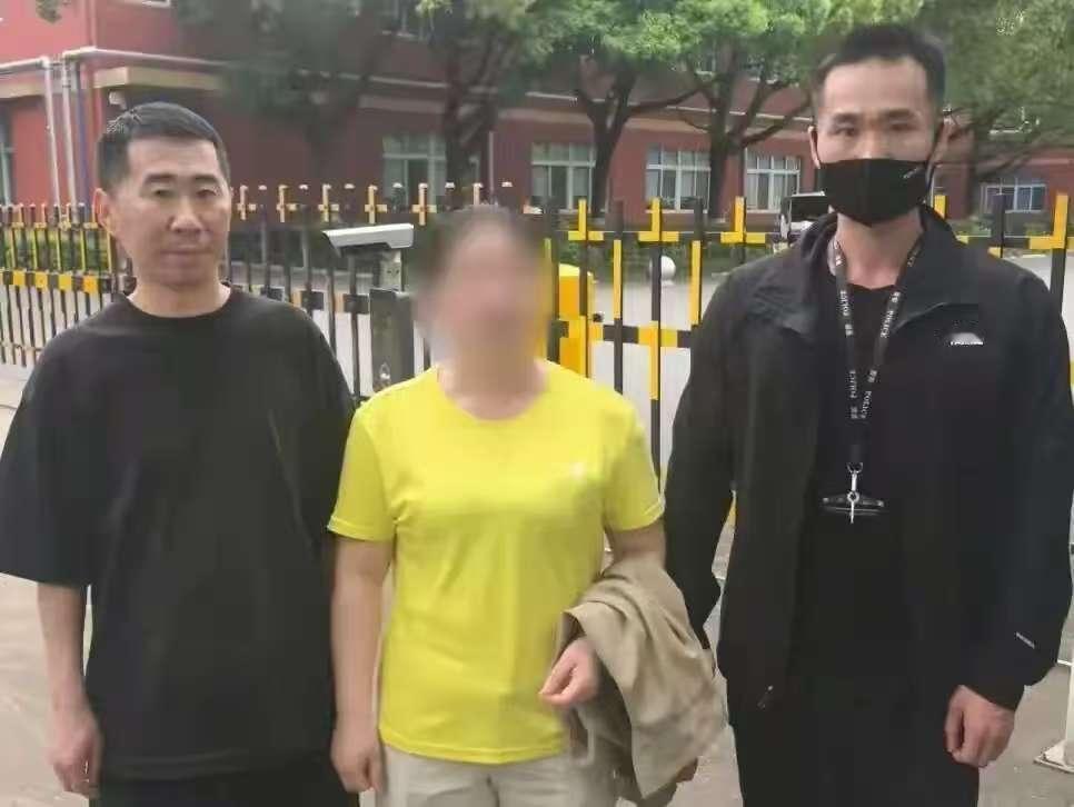 “聪明用错了地方，”浙江宁波，一对夫妻去超市购物，买了满满两购物车的商品，在自助