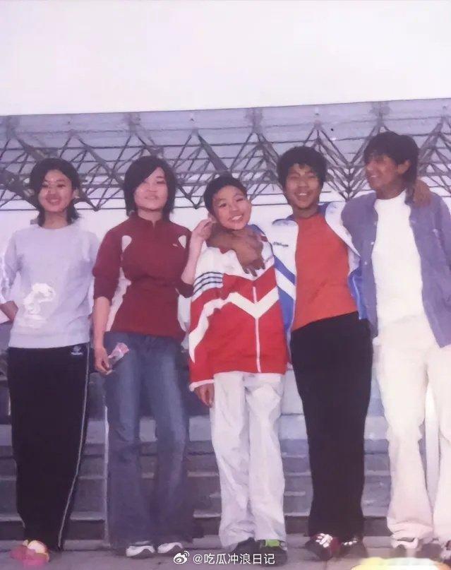 赵丽颖合照的同学成了大明星赵丽颖初中同学分享了一些旧时光合照，“那时候你也没有