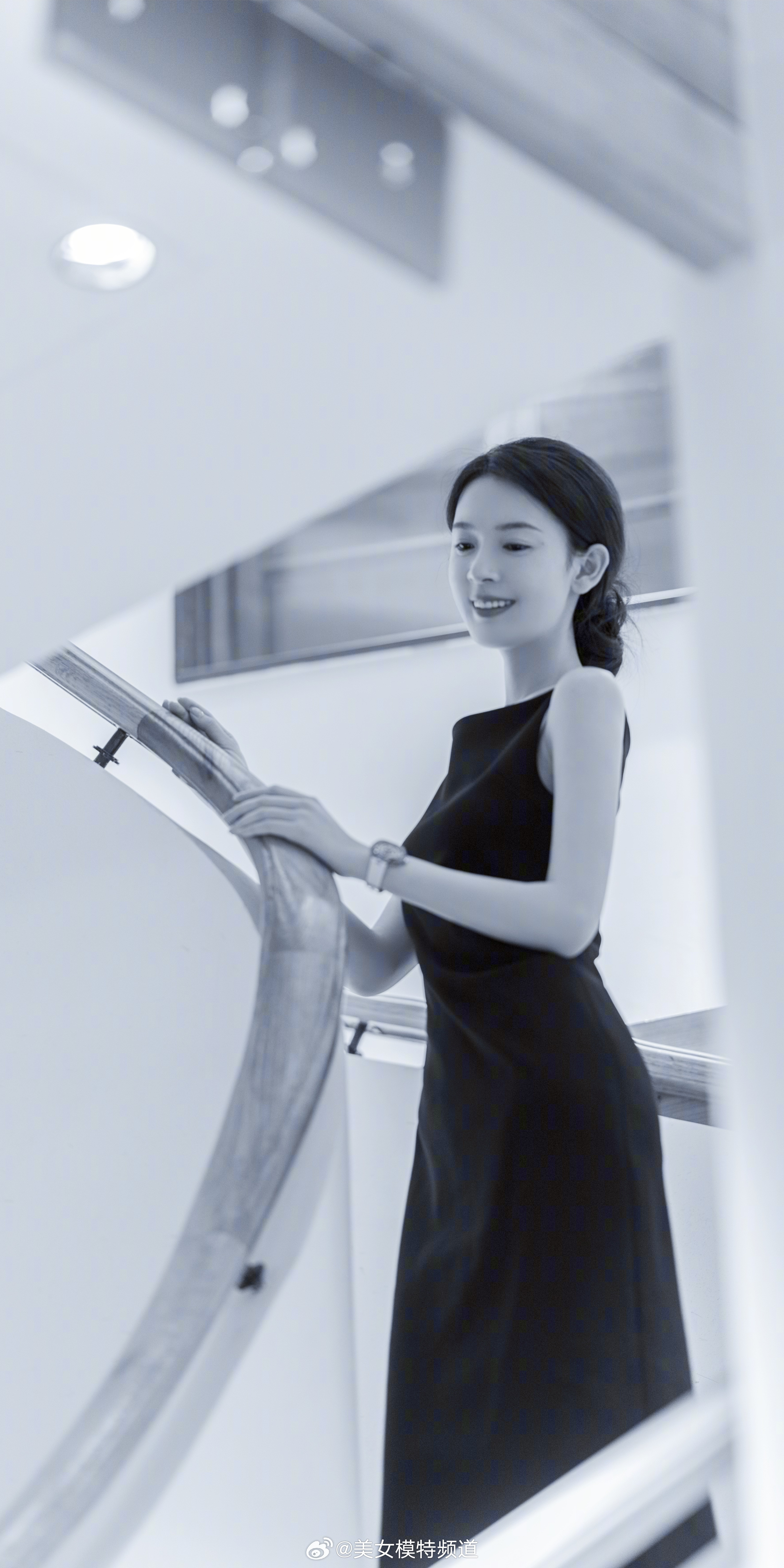 陈瑶夜色氛围感楼梯大片