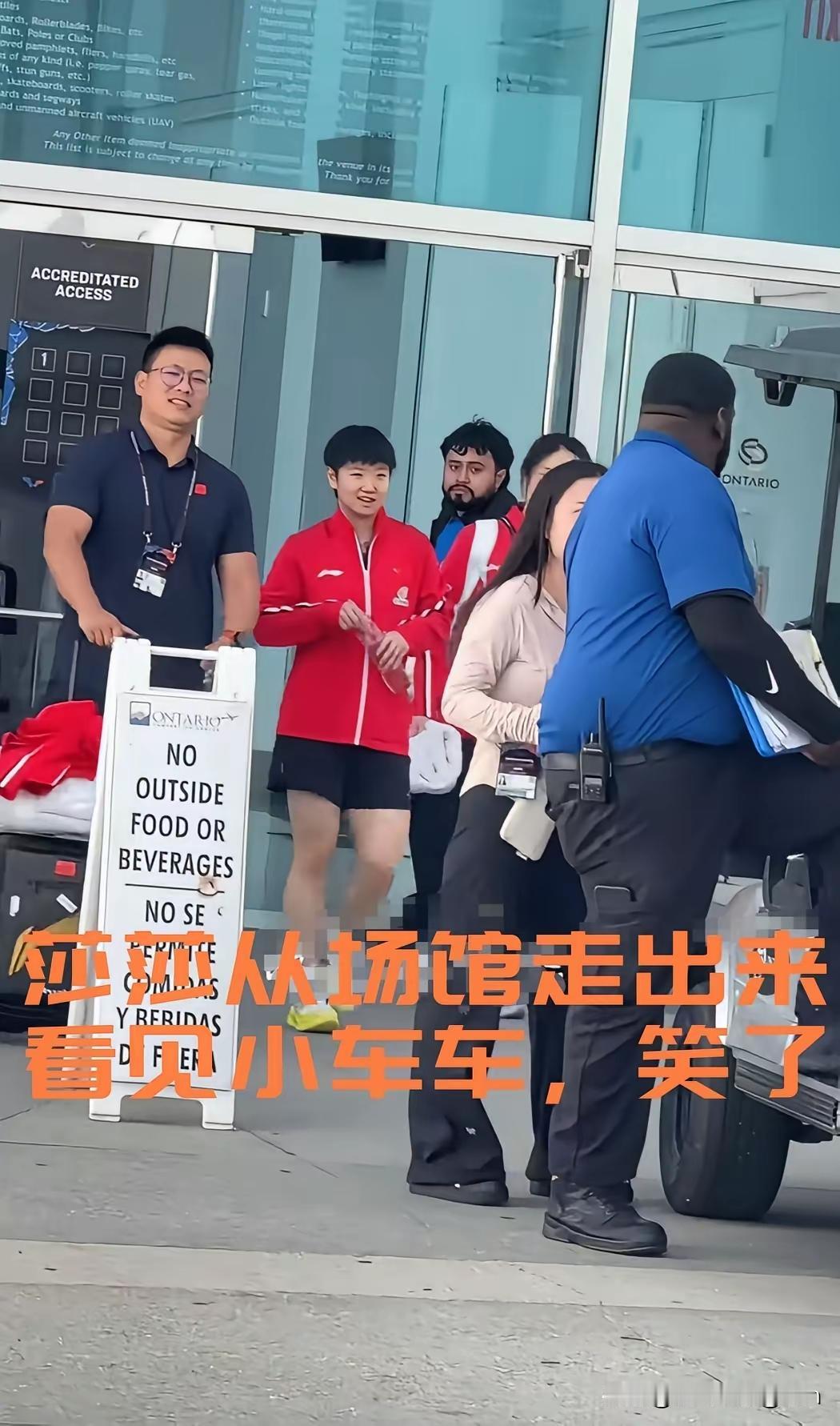 莎莎勇夺冠军后，又开心地坐小车车回酒店了！莎莎勇夺冠军后，心情棒棒的，和翔哥、