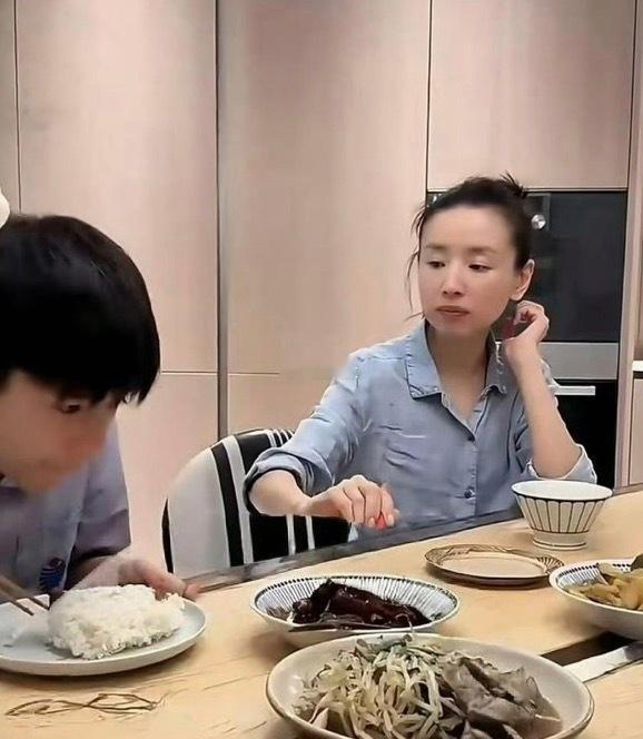 董洁家的桌子，真的是个谜！中间竟然有条缝