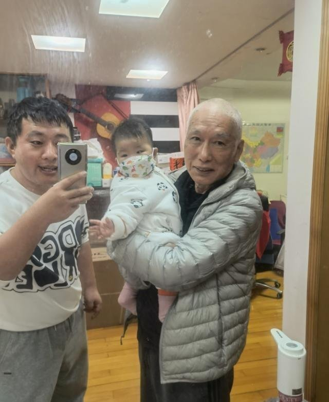 “这个房东大爷火了！2017年，一女子孤身来上海打拼，租下房东大爷的次卧。此后，