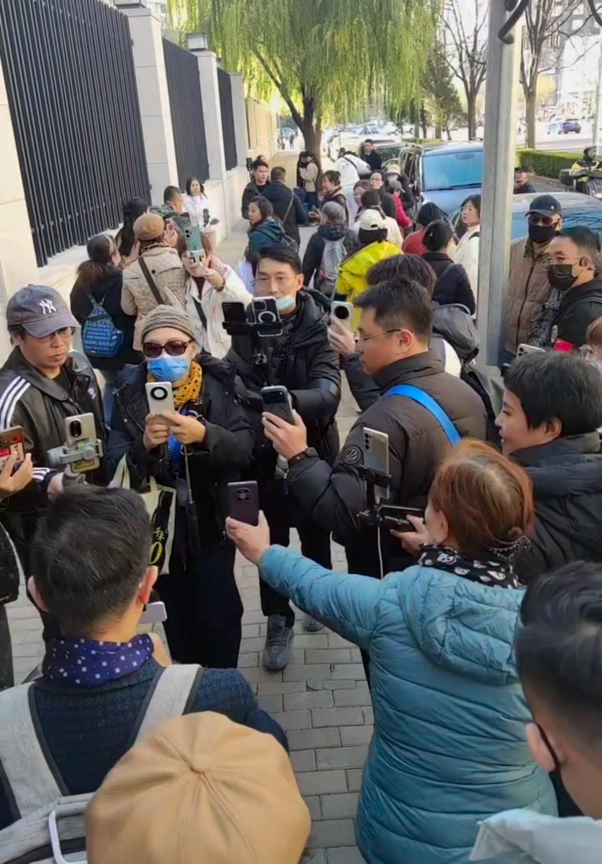 家人们姐姐们早晨好；姗姗刚刚起床，想起来昨晚姐姐们直播间问题，52听大姐说确实延