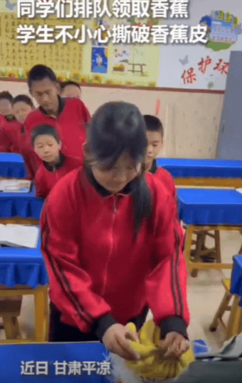 “眼泪止不住了”！甘肃平凉，老师给同学们发香蕉，一位学生不小心撕破香蕉皮，可没想