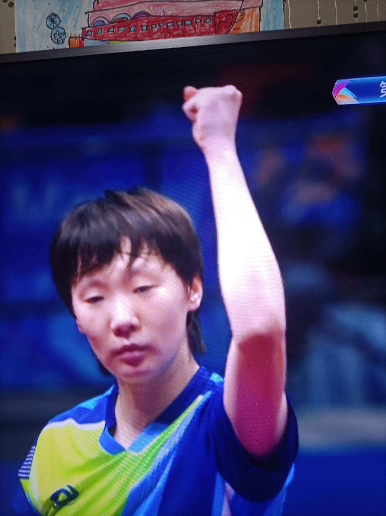 紧握粉拳，一路高歌勇进。王曼昱4:2战胜孙颖莎夺得女单冠军。世界排