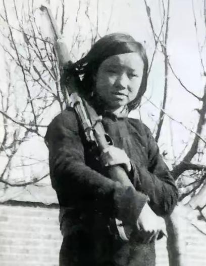 1944年，刘杰英被日军连刺数刀，一脚踹进了提前挖好的土坑。日军填土离开后，乡亲