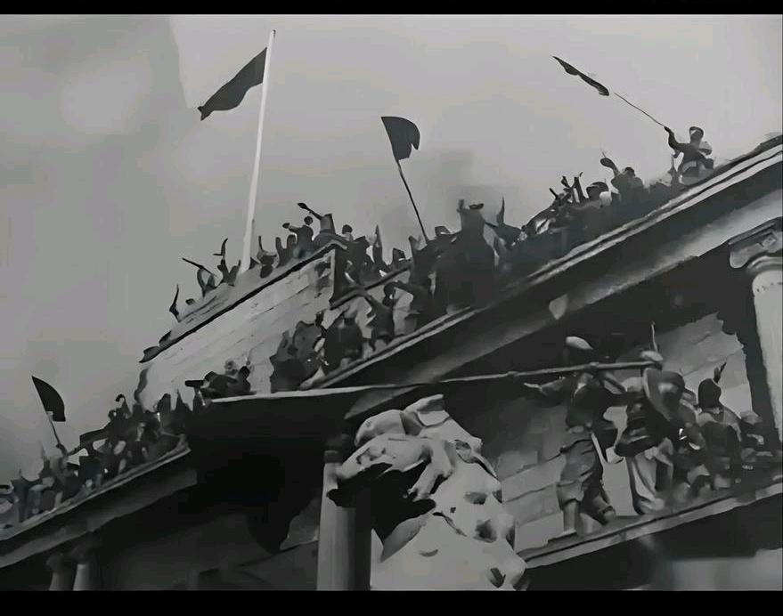 1949年底，国民党军16兵团参谋长率部起义，投入人民的怀抱。没想到几个月后，反