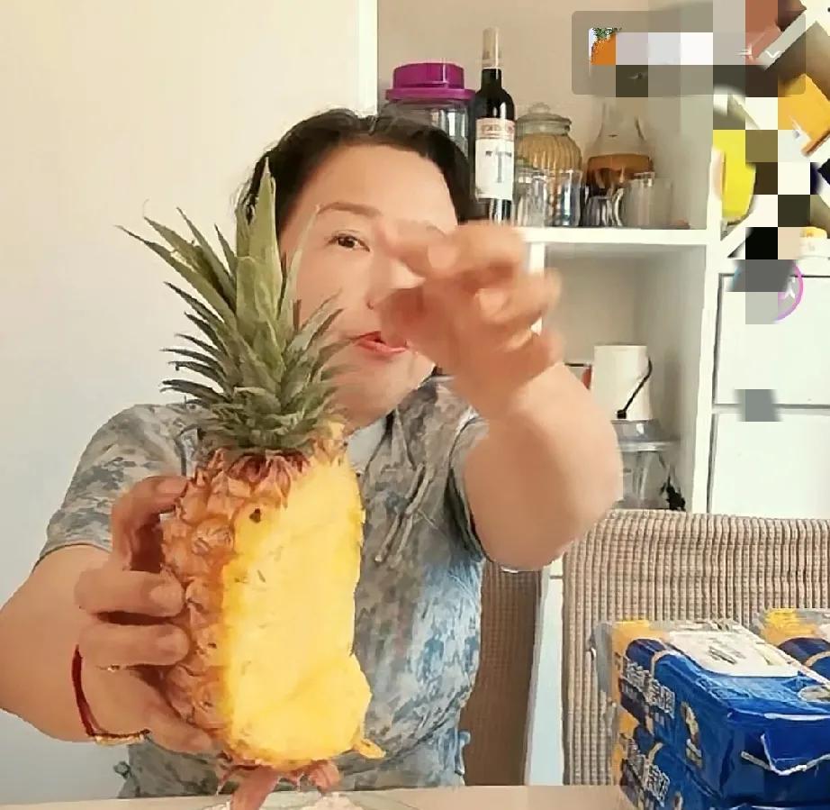老度说种瓜得瓜，种豆得豆，种的凤梨不可能成菠萝，但她种的坏蛋想得好蛋。老度穿着