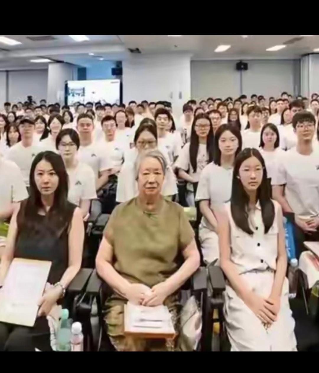 张雪峰老师的母亲，前妻和女儿张姩菡一起参加峰学蔚来的大会，原来公司有这么多员工！