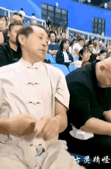 马老师看来练功已经进入了出神入化的境界，随时身上的功夫都要展现展现，大家看看是不