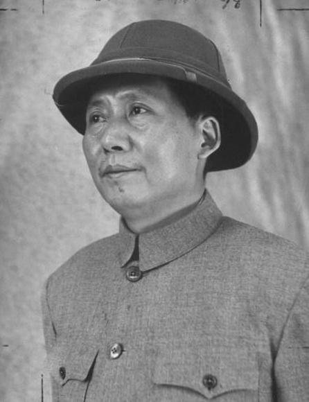 重庆谈判时，毛主席不戴帽子，周恩来让主席戴了戴了一顶灰色的“奇怪”帽子，其背后暗