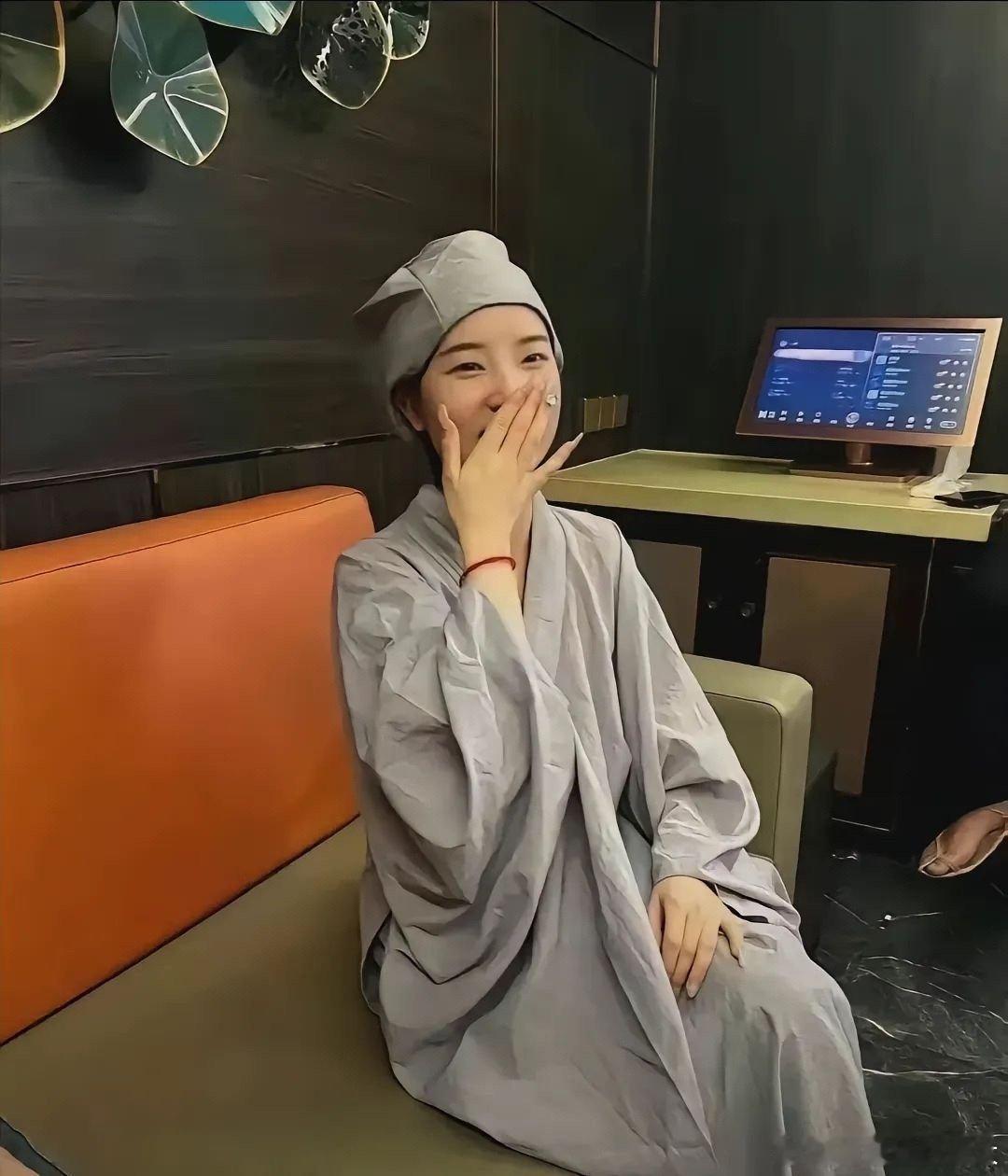 这么年纪轻轻的小姐姐就去当尼姑了，不能吃荤，每天吃斋念佛，她们受得了嘛