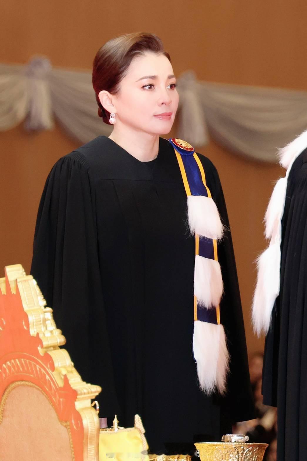 王室王室泰国王室素娘娘2026年1月17日，狗哥素娘娘发学位证。