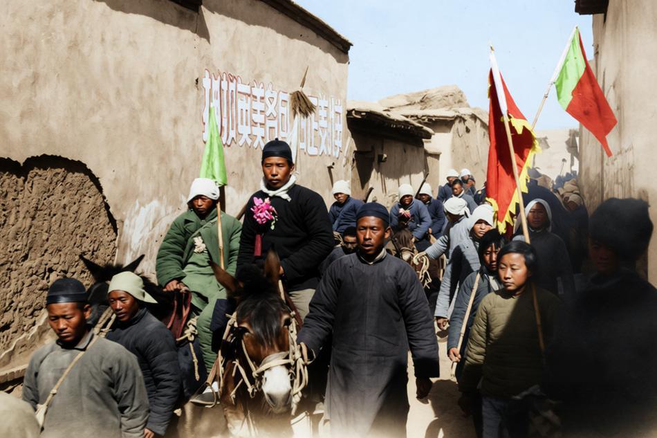 1942年，晋察冀边区，河北省平山县一位名叫刘汉兴的年轻村民志愿参军时的出征仪式