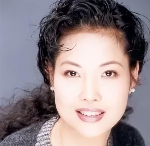 1990年，51岁的李双江不顾外界的风言风语，执意要娶小20多岁的学生梦鸽。其母