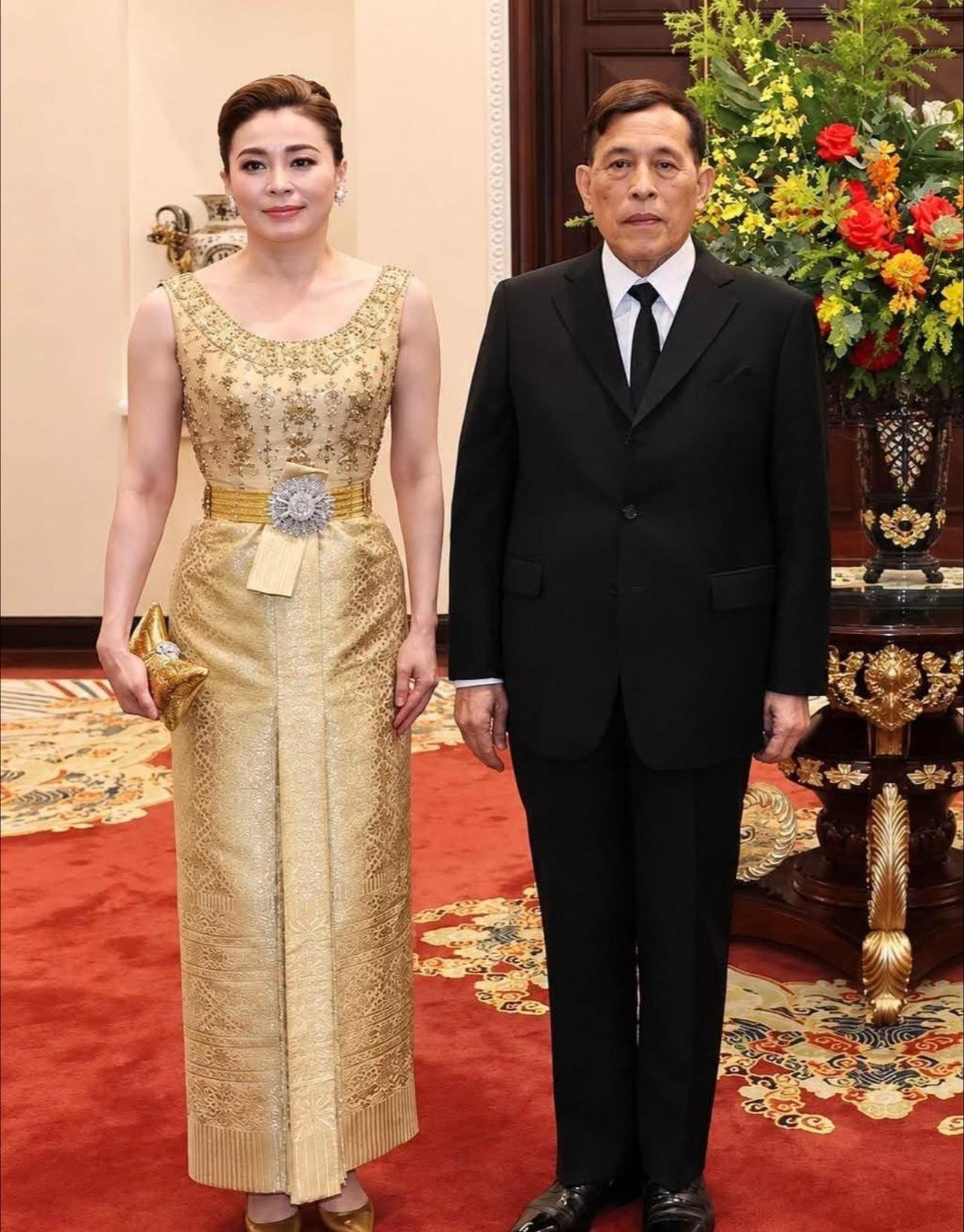 你敢信？一件礼服能把整个宴会厅的灯光都比下去。9月15日，苏提达王后亮相越南河内
