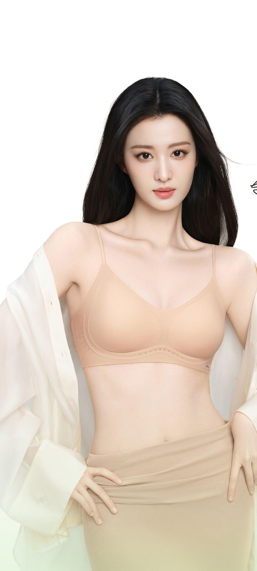 王楚然柔肤与风风掠过肩头，掀动薄纱的褶皱，像春日轻吻过的花瓣，软成