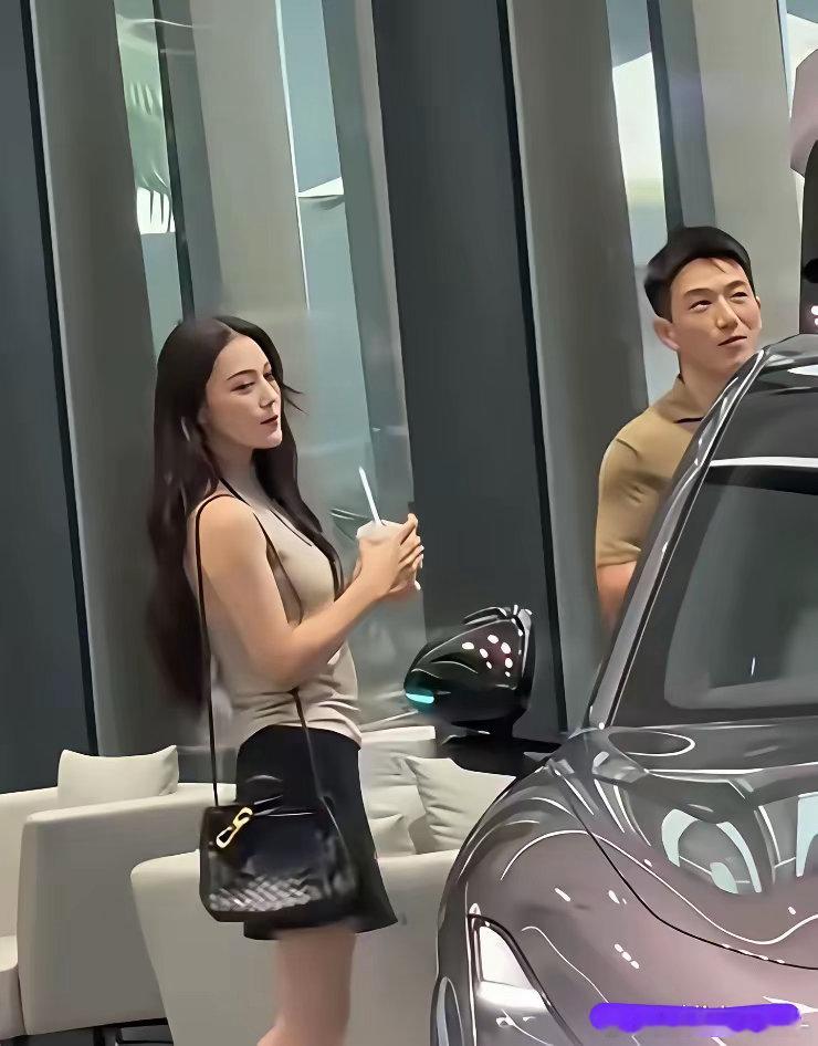 ​张馨予背着一个四万块钱的包，陪何捷去看一台十来万块钱的车。​张馨予年收入一两千