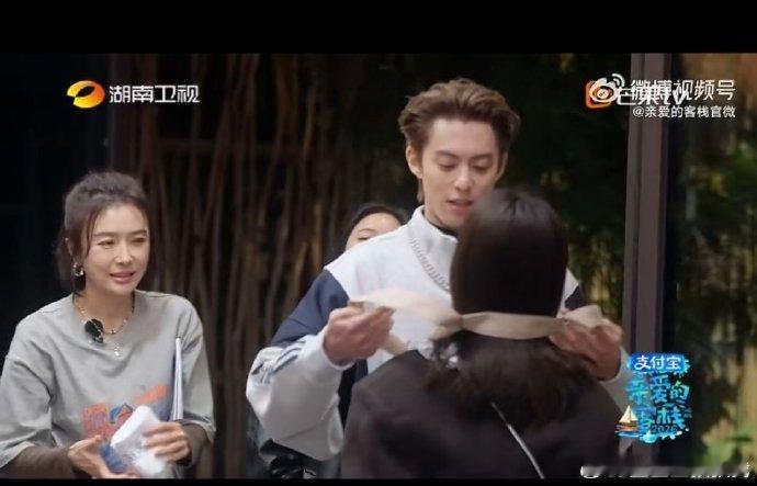 白鹿被安排洗碗干活王鹤棣给白鹿套围裙白鹿一进客栈，王鹤棣直接给套上围裙！没有客人