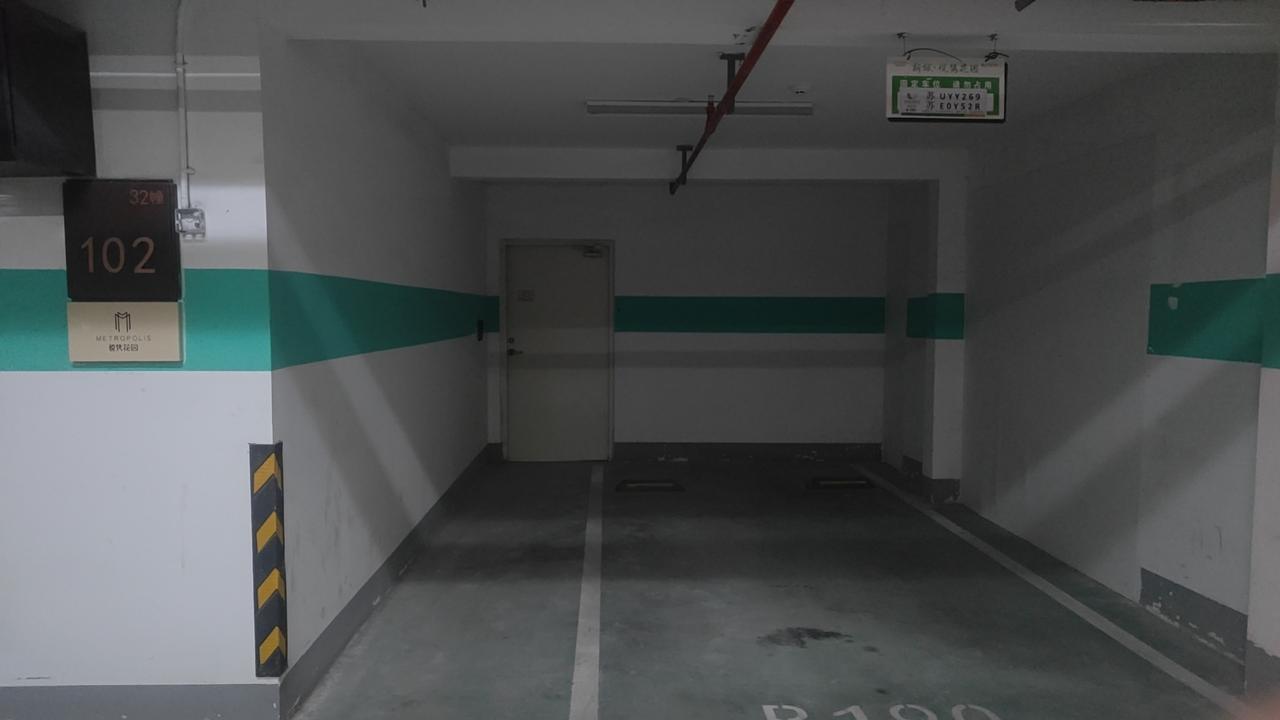 有的物业公司行为让人理解不了一个小区地上和地下都有停车位，非要在地上停车位入