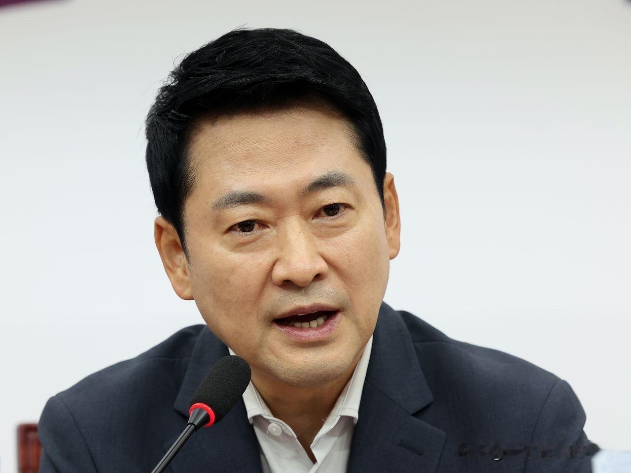 8月7日，韩国政坛进入激烈对峙期！国民力量党高层大多开启暑期休假，唯独党首张东赫