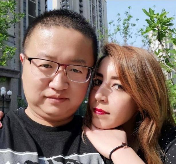 31岁的袁鹏攥着刚发的工资条，手心全是汗。对面非洲岳父伸出一根手指：“彩礼，