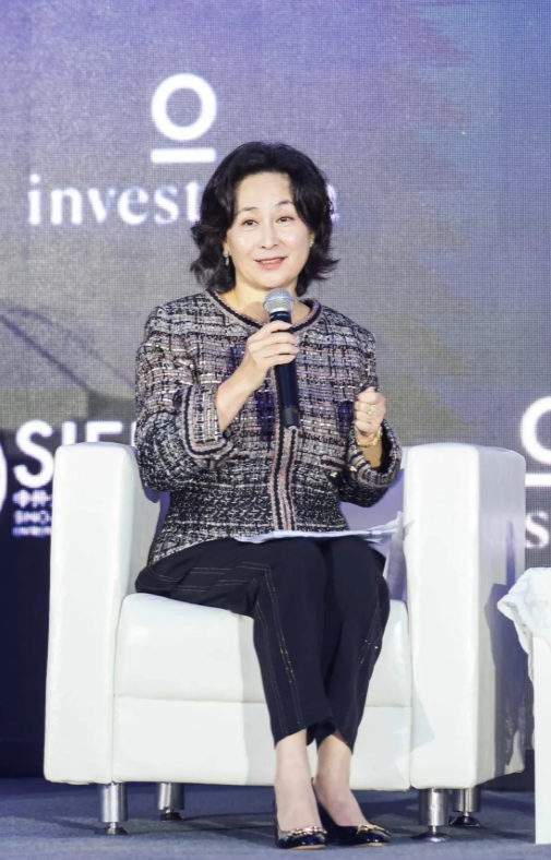 何超琼从葡萄牙直飞北京参加全球论坛，一刻不带休息，在论坛上大方得体，气质优雅，一