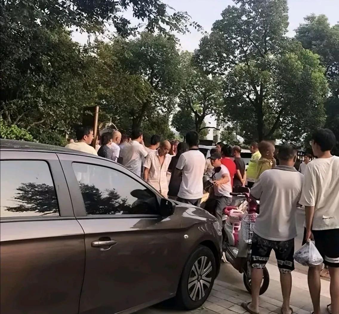 河北一名女子蹭了邻居家三年的车位，邻居也没有多说什么，但家人生病着急用钱，就把车