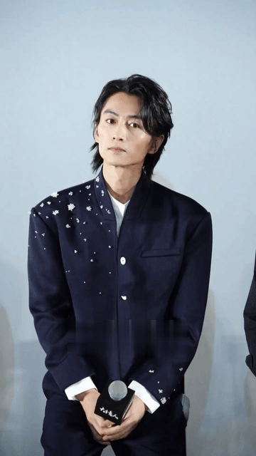 这下好了，离婚后的陈晓眼里更没光了，不但眼里没光了，脸上还没肉了，瘦到脱相，老了