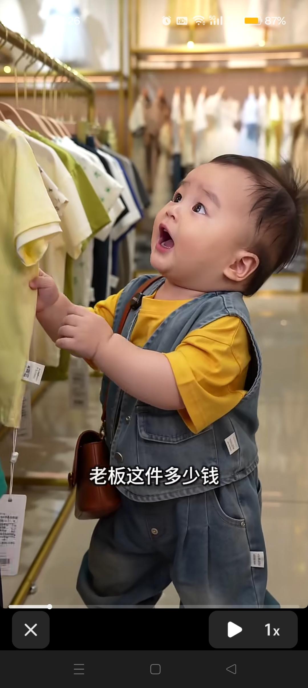 汪宝逛街买衣服，小宝穿的好潮啊😍酷酷的，穿的好有型！