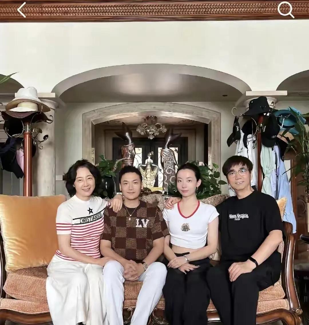 从穿搭去看，范明也不是一个贪慕虚荣的人，妻子继子都穿奢侈品，自己却穿普通的T恤。
