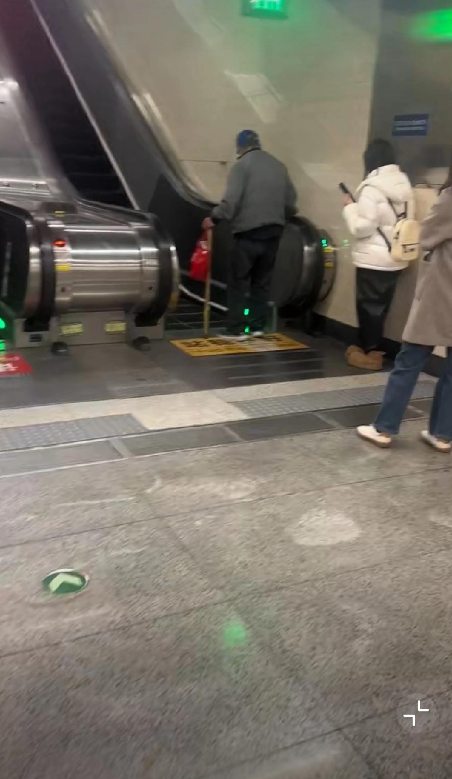 这大爷，站上去必倒！真不敢扶……[笑着哭]大爷真是个妙人大爷反应亮了不要扶摔倒